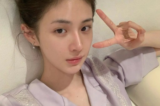 曝网红猴哥新恋情！轻抚对方背部颜值身材不输前妻何钰欣