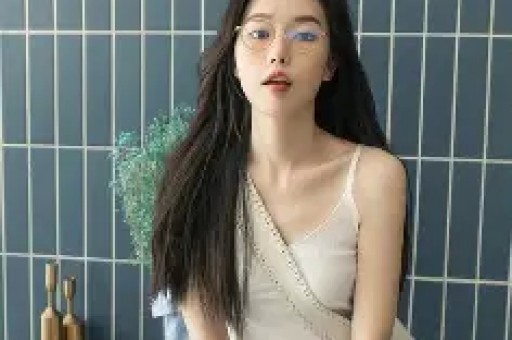 两人在洪天明婚礼上一见钟情。恋情曝光后贾晓晨被骂小三她没退缩樊少皇也公开承诺会对前女友两个孩子负责